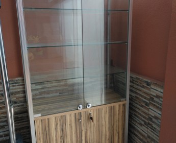 A venda Vitrine em madeira e vidro