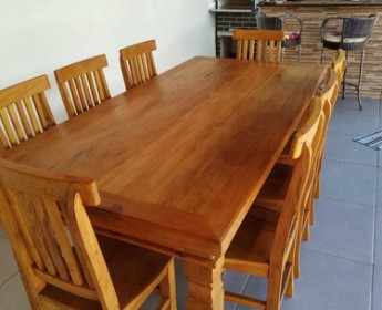 A venda Fizemos conjunto de cadeiras e mesas de jantar