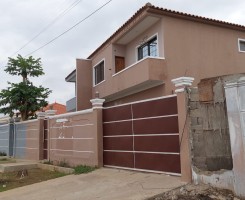 A venda Vivenda T4 + 1 primeiro andar no Patriota, Rua asfaltada