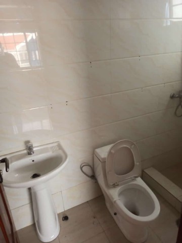 Venda Vivenda T4 + 1 primeiro andar no Patriota, Rua asfaltada