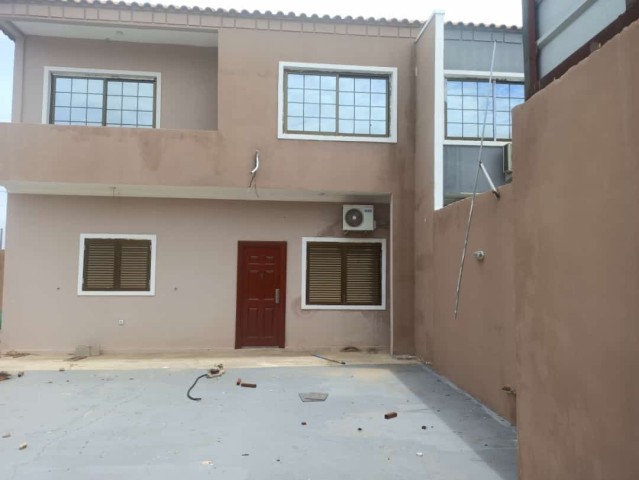 Venda Vivenda T4 + 1 primeiro andar no Patriota, Rua asfaltada