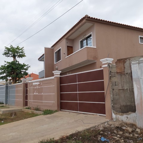 Venda Vivenda T4 + 1 primeiro andar no Patriota, Rua asfaltada