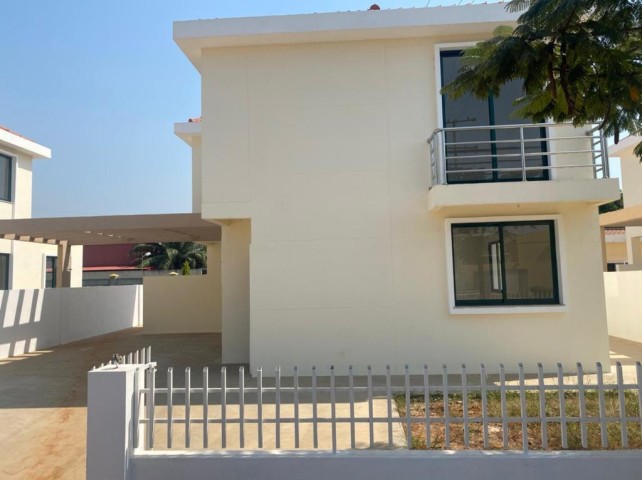 Venda Vende-se esta vivenda V3 no codomínio Porcelana em Viana