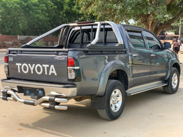 Venda Toyota Hilux automático limpo limpo