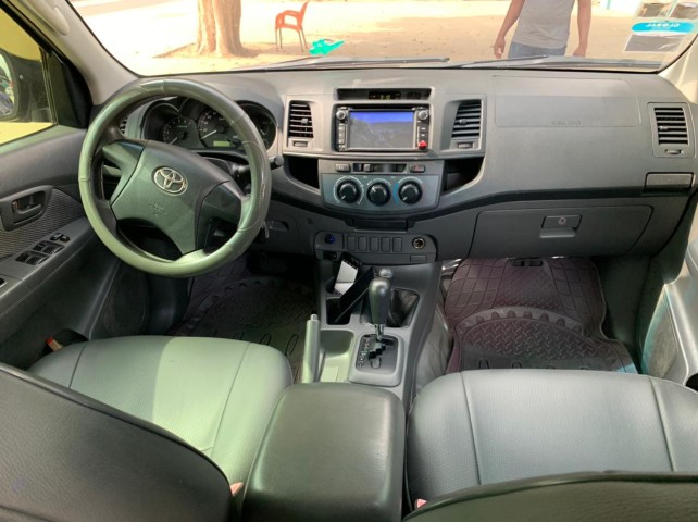 Venda Toyota Hilux automático limpo limpo