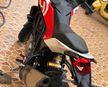 A venda Husqrvana nuda 900R