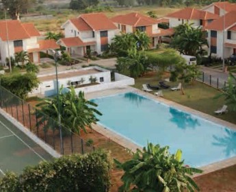 A venda À VENDA: Vivenda V3 com Piscina e anexo, em Talatona, no Condomínio Vi...
