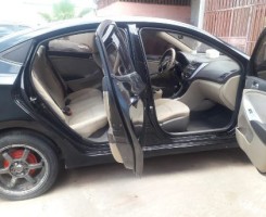 A venda Hyundai Accent Black