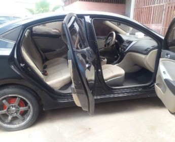 A venda Hyundai Accent Black