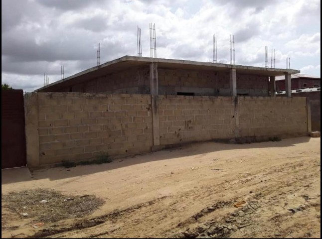 Venda Casa inacabada a venda no kikuxi