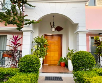A venda Vende-se Moradia T4 Duplex - Cond. Quedas de Kalandula