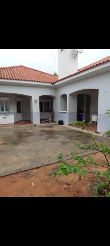 Venda Vivenda V4 em Talatona, condomínio Cajueiro