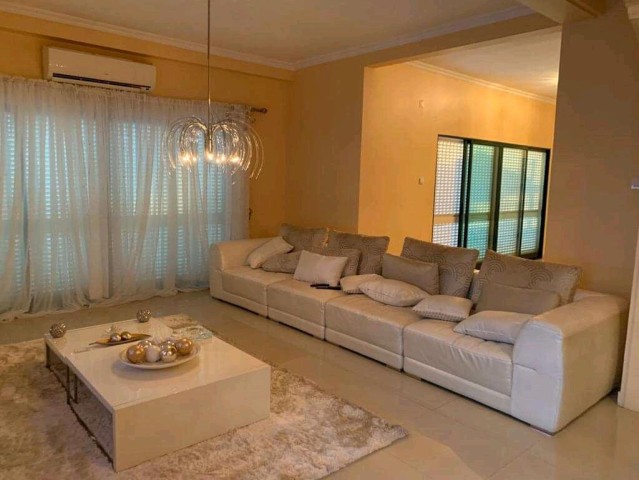 Venda Vivenda T4+2, com acabamentos luxuosos