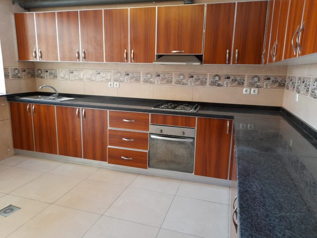 Venda Belíssima casa V4+1 com piscina Benfica kifica
