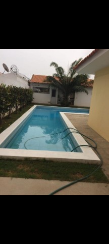 Venda Vivenda T4 + Anexo e piscina privativa sem mobília no condomínio Flamingos sito no Benfica*