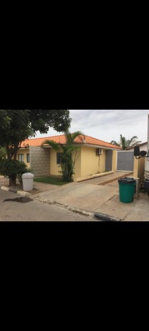 Venda Vivenda T4 + Anexo e piscina privativa sem mobília no condomínio Flamingos sito no Benfica*