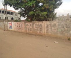 A venda VENDE-SE TERRENO 15/25 CAMAMA POR TRAZ DO LARAMEL A 2 MINITOS DA ESTRA...