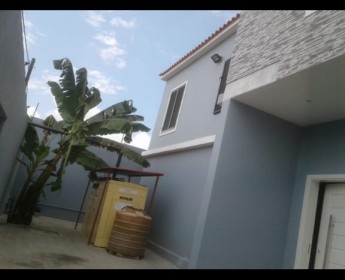 A venda Vivenda V6 com piscina no Patriota, junto ao condomínio Vila Vitória