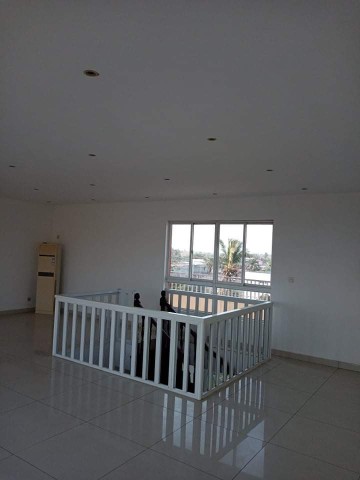 Venda Vivenda V6 com piscina no Patriota, junto ao condomínio Vila Vitória