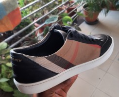 A venda Ténis Burberry