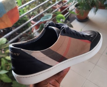 A venda Ténis Burberry