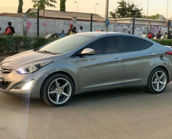 A venda Hyundai Elantra viamna