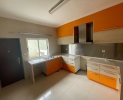 A venda Arrenda-Se Moradia T4 Duplex - Cond. Quedas De Kalandula