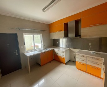 A venda Arrenda-Se Moradia T4 Duplex - Cond. Quedas De Kalandula