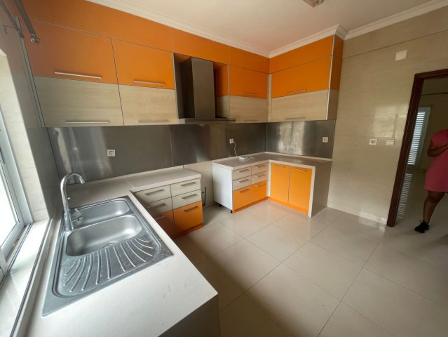 Venda Arrenda-Se Moradia T4 Duplex - Cond. Quedas De Kalandula