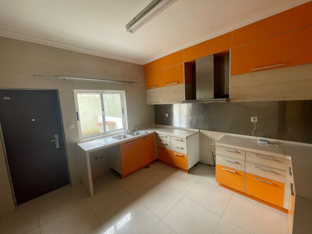 Venda Arrenda-Se Moradia T4 Duplex - Cond. Quedas De Kalandula