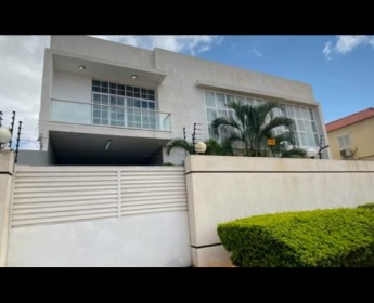A venda Vivenda V4+anexo V3 Duplex no Kifica, rua do Bento Raimundo* Benfica