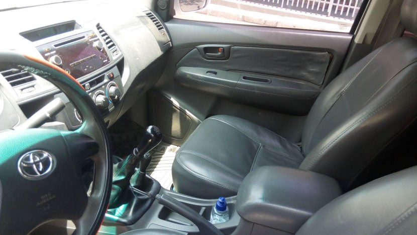 Venda Toyota Hilux 2015 com 75.000 km série G