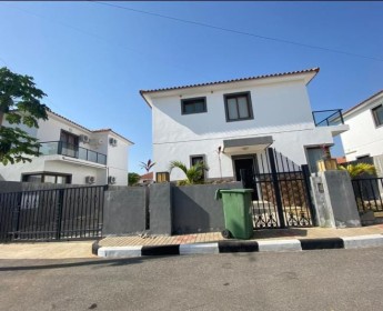 A venda Vivenda V3 Duplex com Piscina no condomínio Esplendor das Acácias