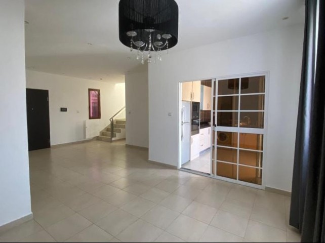 Venda Vivenda V3 Duplex com Piscina no condomínio Esplendor das Acácias