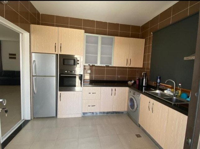 Venda Vivenda V3 Duplex com Piscina no condomínio Esplendor das Acácias