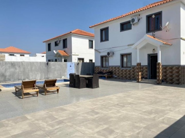Venda Vivenda V3 Duplex com Piscina no condomínio Esplendor das Acácias