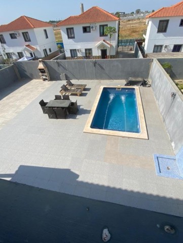 Venda Vivenda V3 Duplex com Piscina no condomínio Esplendor das Acácias