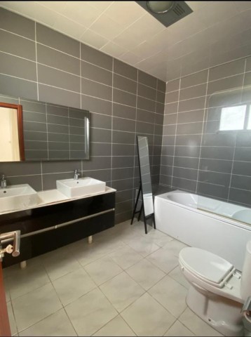 Venda Vivenda V3 Duplex com Piscina no condomínio Esplendor das Acácias