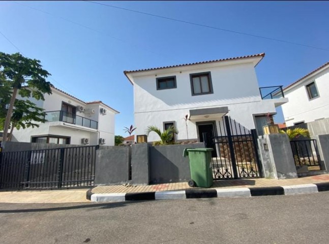Venda Vivenda V3 Duplex com Piscina no condomínio Esplendor das Acácias