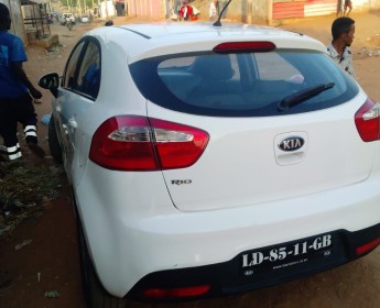 A venda KIA RIO branco prnt