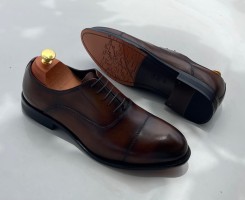 A venda Sapatos masculinos