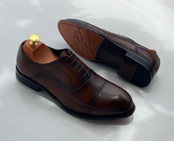 A venda Sapatos masculinos