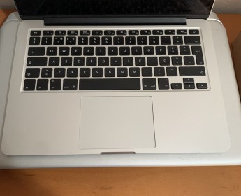 A venda MacBook Pro 13 Retina Core i5 8GB RAM 256GB SSD limpo