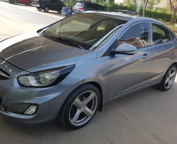 A venda Hyundai Accent cinza limpo prnt