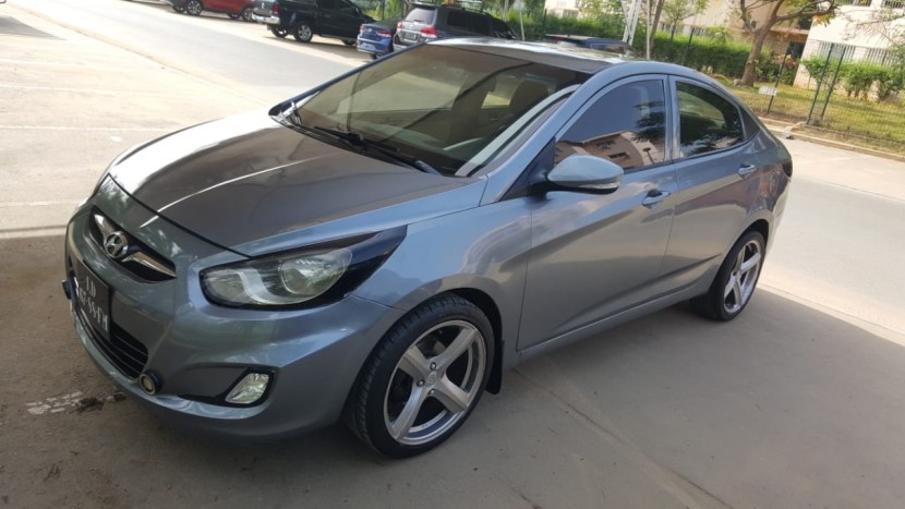 Venda Hyundai Accent cinza limpo prnt