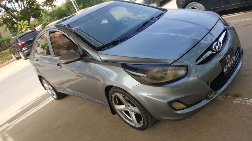 Venda Hyundai Accent cinza limpo prnt