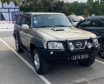A venda NISSAN PATROL crem Lcr