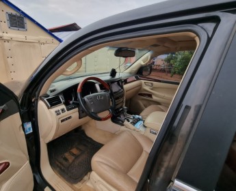 A venda LEXUS 570 LIMPO