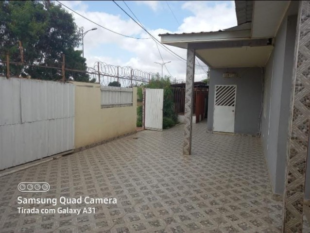 Venda Vivenda V3 com estabelecimento comercial (um bar e uma loja e um talho) no condomínio BPC*
