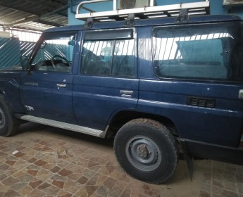 A venda LAND CRUISER azul escuro khlfa prnt